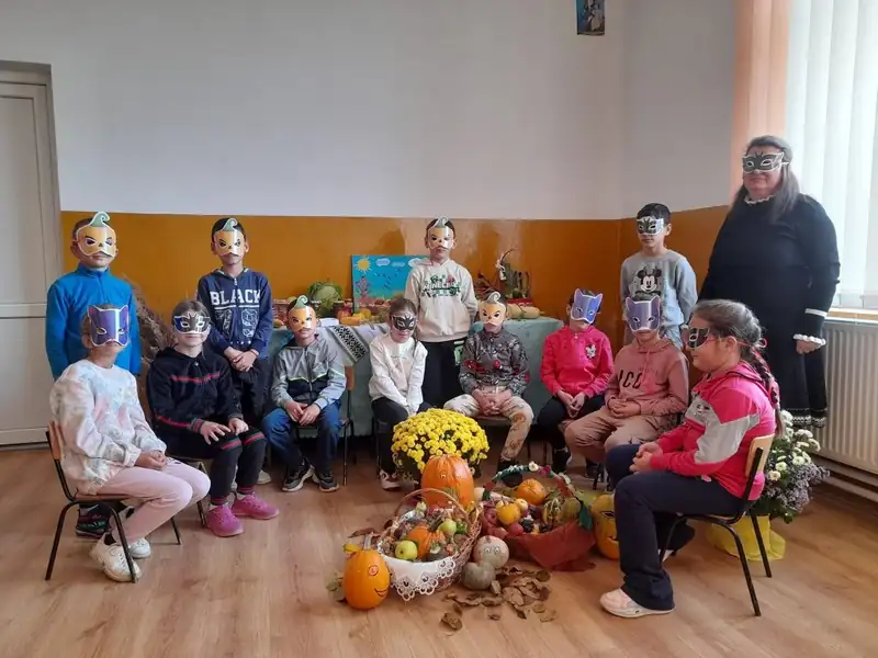 Elevi mascați la Festivalul Toamnei